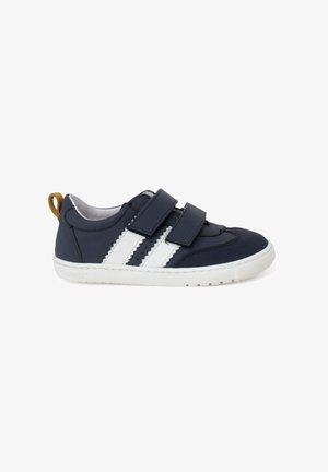 Sneaker blu navy con strisce bianche. Caratterizzato da due fasce regolabili in Velcro, una tomaia in tessuto testurizzato e una suola in gomma. Piccolo pull tab sul tallone.