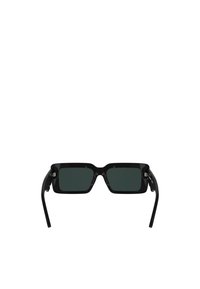 Ochelari de soare negri, rectangulari, cu lentile întunecate, rame groase și brațe elegante. Accentuati cu o balama argintie pe o parte.