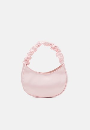 Sac à main en satin rose avec une poignée froncée, présentant une forme arrondie et une texture lisse. Design minimaliste sans quincaillerie visible.