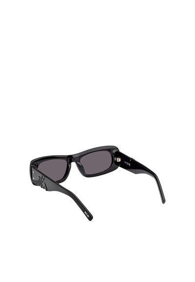 Černé sluneční brýle s obdélníkovými obrubami, tmavými skly a texturovaným logem na boku. Lesklý povrch a elegantní design.