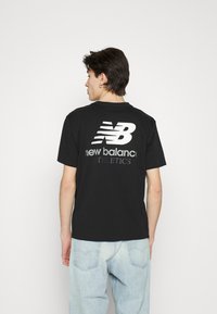 New Balance ATHLETICS GRAPHIC - Printtipaita - black