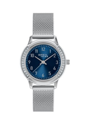 Sølv mesh ur med en blå urskive, sølv timemarker og en krystalbesat bezel. Har tre visere og et minimalistisk design.