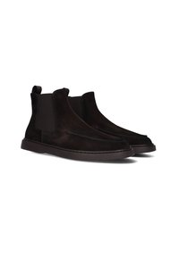 Bruine suede Chelsea laarzen met elastische zijpanelen, een ronde neus en een lage rubberen zool. Heeft gestikte details op het bovenwerk.