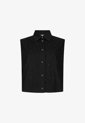 Juodas marškinėliai trumpomis rankovėmis, su struktūrizuotu apykakle, mygtukų uždarymu ir blizgučiais panašiais puošmenomis vertikaliomis linijomis.