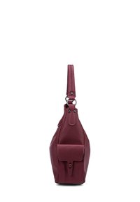 Borsa a mano in pelle borgogna con finitura testurizzata, una tracolla singola e una tasca frontale con chiusura a scatto. Attacco della tracolla regolabile.