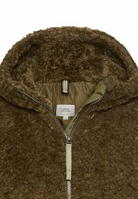 Bruine fleece jack met capuchon, voorkant met rits en een zachte textuur. De binnenvoering is lichtgroen met een gestreepte label.