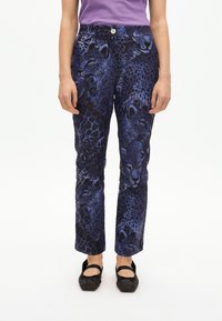 Pantaloni blu a fantasia con stampa leopardata, realizzati in un materiale morbido, con chiusura a bottone e design a gamba dritta.