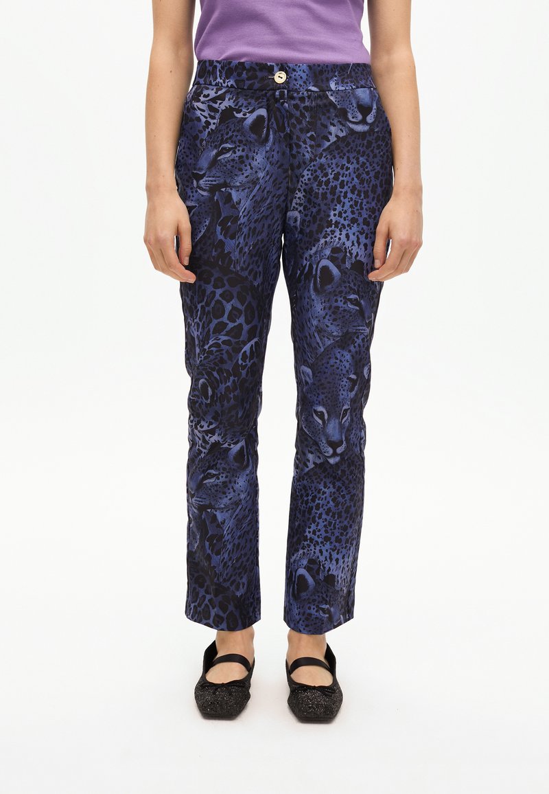 Pantaloni blu a fantasia con stampa leopardata, realizzati in un materiale morbido, con chiusura a bottone e design a gamba dritta.