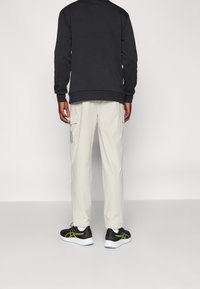 Ellesse Pantalones montañeros largos - beige