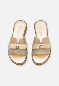 Guld- och beige fällsandaler med glittrande rem, satinrosett och logodetalj. Har en mjuk läderfotbädd och en konturerad sula.