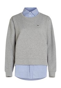 Γκρι φούτερ με στρογγυλή λαιμόκοψη, τοποθετημένο πάνω από πουκάμισο σε μπλε και λευκό καρό σχέδιο, με μικρό κεντημένο λογότυπο στην αριστερή πλευρά του στήθους.