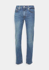 Jean droit en denim bleu avec poches avant, fermeture à bouton et passants pour ceinture sur un fond clair uni.