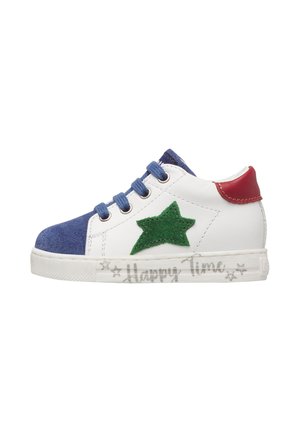Sneaker bianca per bambini con punta e lacci blu, linguetta rossa sul tallone, toppa a stella verde e testo ""Happy Time"" sulla suola.