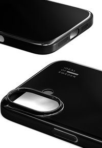 Funda de teléfono negra con acabado brillante, recortes para la cámara y los puertos, con un borde circular alrededor del área de la cámara y el logo de la marca.