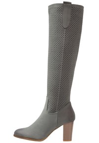 Bottes grises montant jusqu'aux genoux avec une tige perforée, une texture lisse et un talon carré. Elles présentent un bout arrondi et une couleur de talon contrastante.