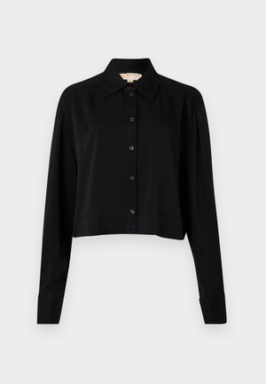 Chemise noire courte à manches longues, col pointu et fermeture par boutons. Fabriquée en tissu lisse avec une coupe décontractée et des manches à poignets.