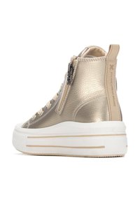 Zapatillas altas metálicas doradas con un acabado texturizado, suela de plataforma blanca, cierre de cremallera y cordones y acentos en contraste.