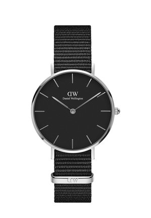 Montre-bracelet Daniel Wellington avec cadran rond noir, index et aiguilles argentés, et bracelet en nylon tissé noir.
