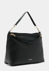 Sac à bandoulière en cuir noir avec une surface texturée, présentant un accent en chaîne dorée et une seule sangle en cuir. Détail du logo doré à l'avant.