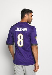 Fialová futbalová dres s čiernymi akcentmi, na zadnej strane s menom "JACKSON" a číslom "8", vyrobený z ľahkej tkaniny.