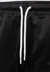 Crne kupaće gaće s teksturiranim završetkom, s bijelim vezicama i crnim rupama za podešavanje struka.