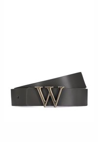 Cinturón de cuero oscuro con una hebilla metálica en bronce "W" de gran tamaño. El cinturón tiene un diseño liso y plano, sin costuras visibles.