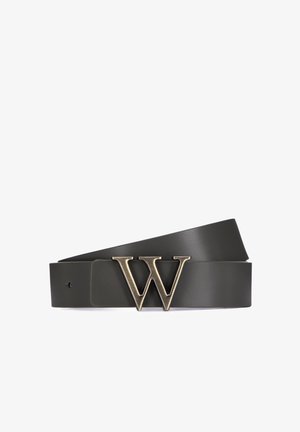Donkere leren riem met een opvallende, metallic bronzen "W" gesp. De riem is glad met een vlak ontwerp en geen zichtbare stiksels.