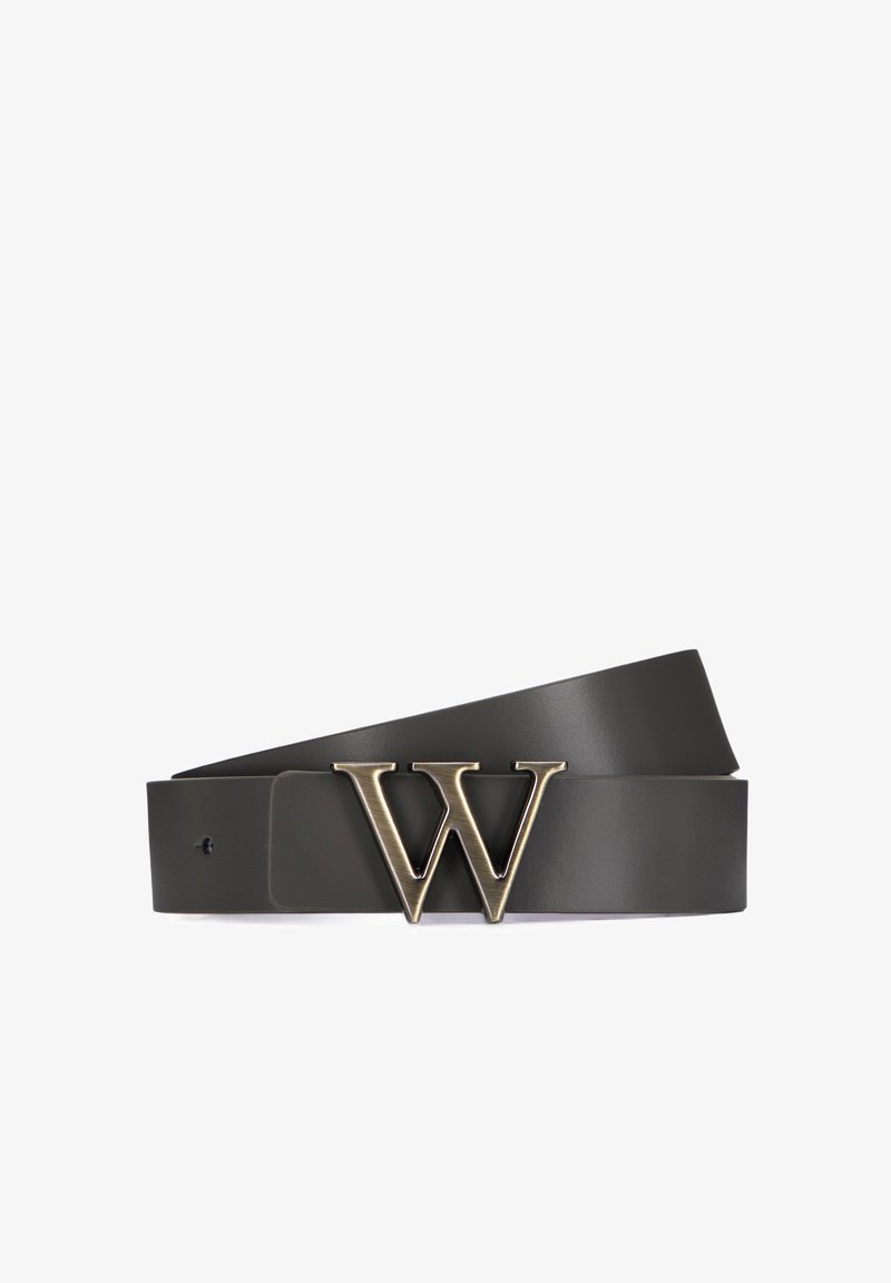 Cintura in pelle scura con una robusta fibbia in bronzo metallico a forma di "W". La cintura è liscia, con un design piatto e senza cuciture visibili.