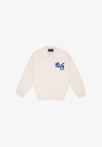Suéter polo de manga larga color crema con un logo bordado azul "w/s" en el pecho izquierdo y dobladillo y puños acanalados.