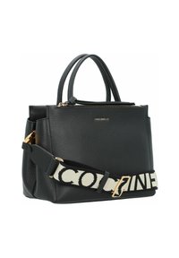 Bolso de mano de cuero negro con superficie texturizada, doble asa superior, una correa desmontable con logotipos contrastantes y un compartimento principal con cremallera.