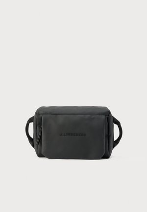 Geantă neagră dreptunghiulară pentru articole de toaletă, cu două mânere laterale și buzunar frontal cu fermoar, embossat cu "J. LINDEBERG".