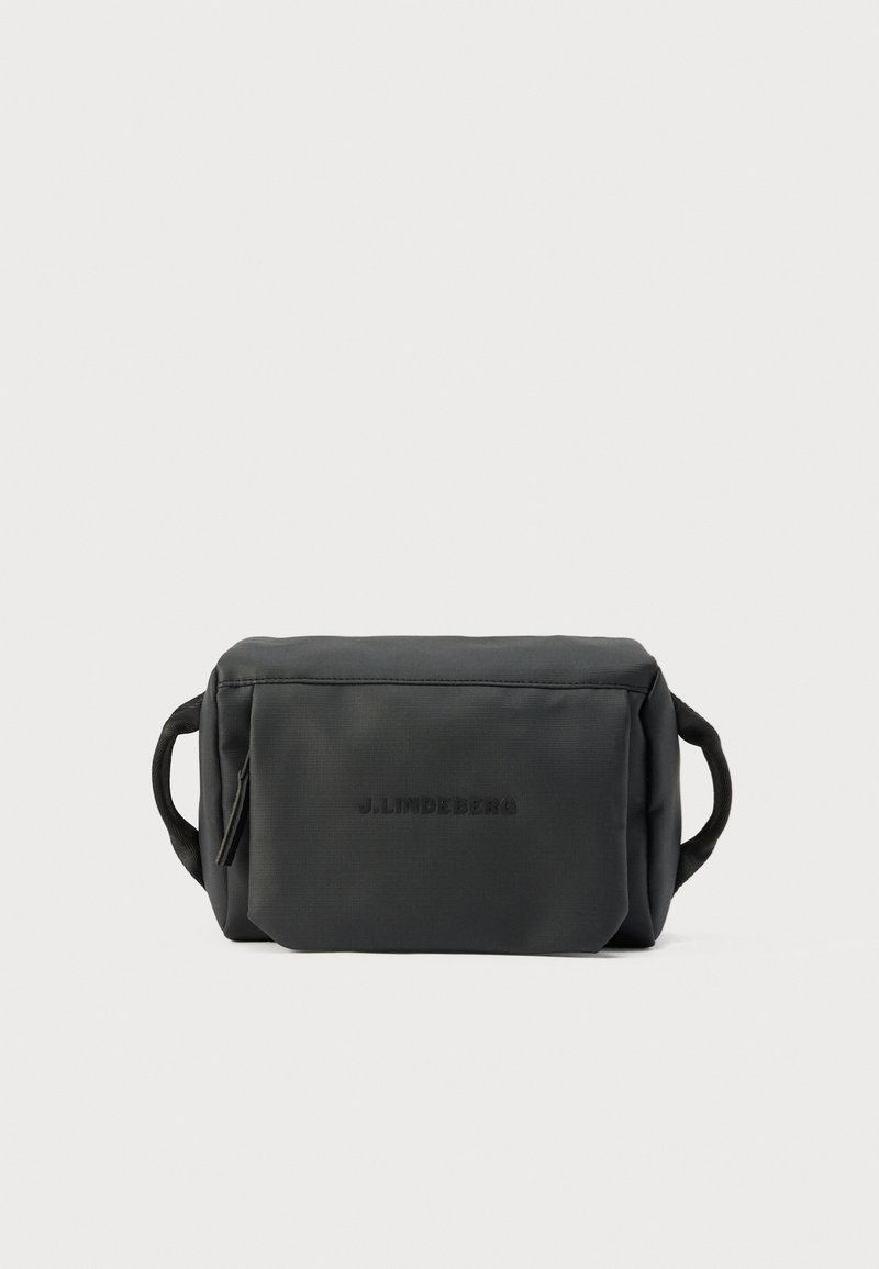 Μαύρο ορθογώνιο νεσεσέρ με δύο πλευρικές λαβές και εμπρός τσέπη με φερμουάρ, με ανάγλυφο το λογότυπο "J. LINDEBERG".