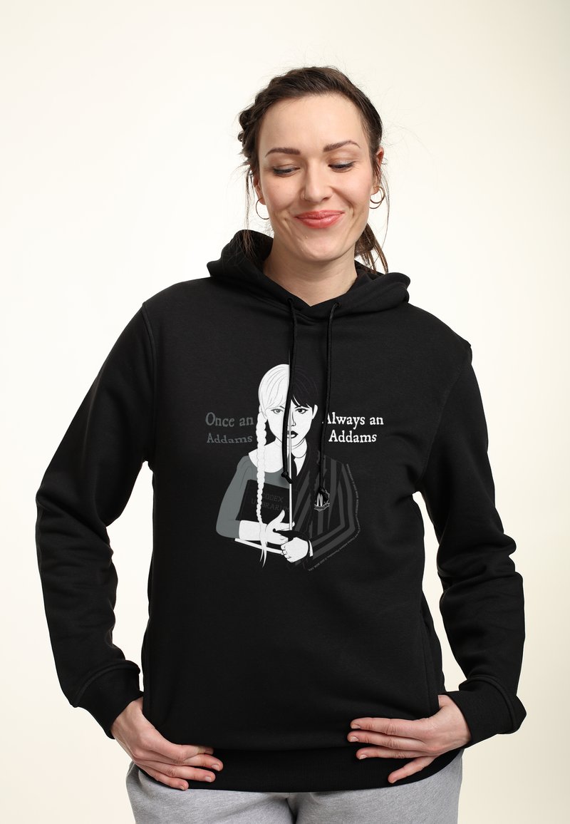 Felpa nera con cappuccio caratterizzata da un design grafico di due personaggi; uno con trecce, che tiene un libro, e la scritta "Una volta Addams, sempre Addams."
