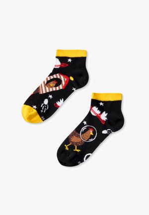 Calcetines de algodón negros con puños amarillos, que presentan pollos de dibujos animados y temas espaciales, incluyendo planetas, estrellas y diseños de naves espaciales.