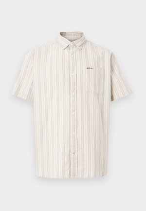 Μπεζ πουκάμισο με κοντά μανίκια και κουμπιά, με λεπτές κάθετες καφέ ρίγες και τσέπη στο στήθος με μικρό κεντημένο κείμενο.