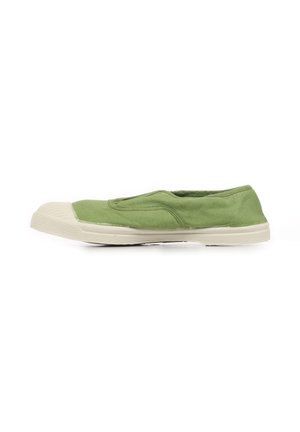 Chaussure basse en toile verte à enfiler avec semelle en caoutchouc blanc et bout renforcé, vue de profil sur fond blanc.