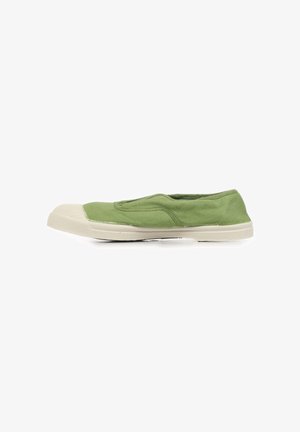 Chaussure basse en toile verte à enfiler avec semelle en caoutchouc blanc et bout renforcé, vue de profil sur fond blanc.