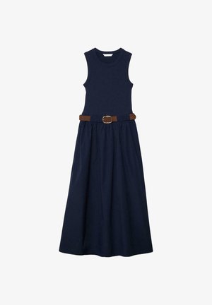 Robe maxi bleu marine sans manches avec corsage ajusté et jupe froncée, dotée d'une ceinture marron avec boucle dorée à la taille.