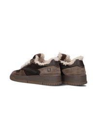Bruine suede sneakers met een zachte, crèmekleurige faux shearling voering en contrasterende donkere accenten. Voorzien van een rubberen zool en minimale merkvermelding.