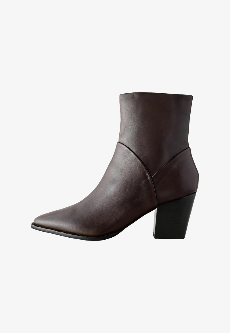 Bottines en cuir marron foncé à bout pointu et talon en bloc empilé, finition lisse et détails de couture minimalistes.