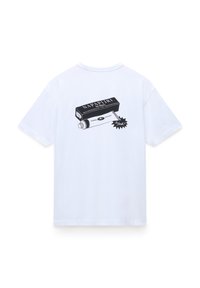 Hvid bomulds t-shirt med et sort grafik på ryggen, der skildrer et rør og label med teksten "NAPAPIJRI" og et eksplosionsdesign.