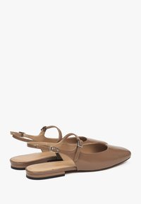 Tan lakleer slingback schoenen met een spitse neus, open zijkanten en een tussengelegen blokhak. Verstelbare gespdetail op de enkelband.