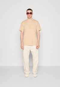 adidas Originals MONOGRAM - T-shirt con stampa - magic beige