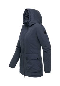 Tumesinine veekindel jakk kapuutsiga, ees lukk, kaks suurt taskut ja soonikkoes mansetid. Sile tekstuur mattviimistlusega.