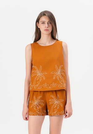 Ein burnt-orange Set aus zwei Teilen, bestehend aus einem ärmellosen Oberteil und Shorts, beide mit weißer Bestickung von Palmen und Wirbeln. Glatte Baumwolltextur.