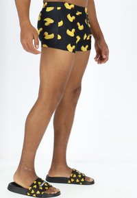 Blount & Pool TROPICAL - Badehose Pants - black yellow duck
