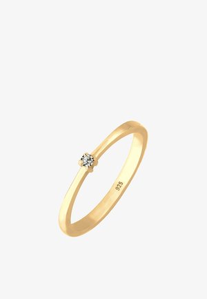 Guld ring med en lille, kroneindfattet diamant på en poleret band, stemplet '925' for sterlingsølv. Glat tekstur med et enkelt design.