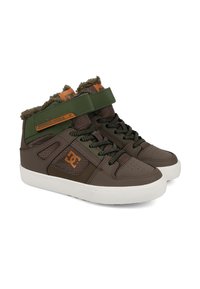 Hnědé vysoké tenisky s zelenými akcenty, texturovaná kůže, perforovaný špička, polstrovaný límec, šněrování a suchý zip.