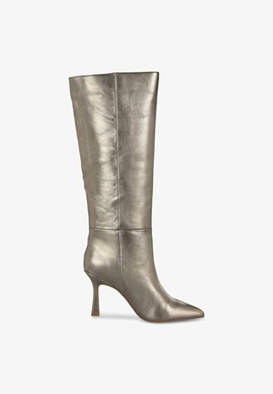 Bottines argentées métalliques, montantes, en cuir lisse, avec un bout pointu et un talon slim et haut avec un éclat subtil.