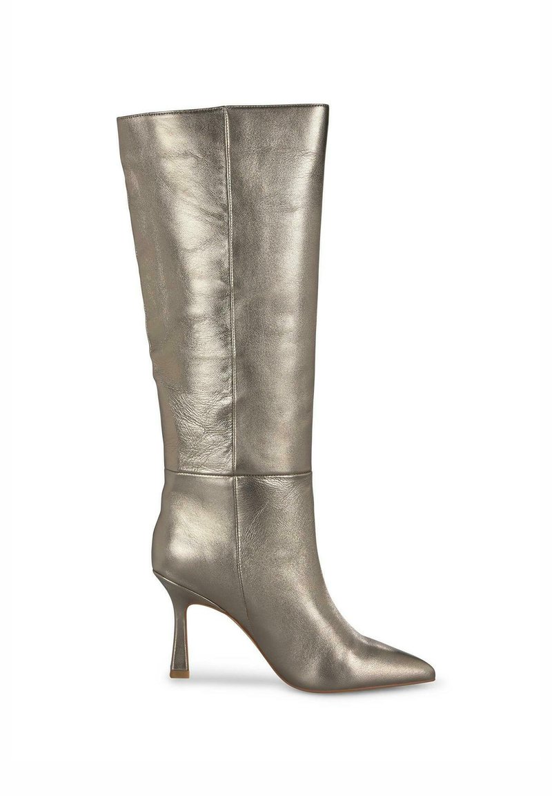 Stivale al ginocchio argento metallico, realizzato in pelle liscia, con punta affusolata e un tacco sottile e alto con una leggera lucentezza.